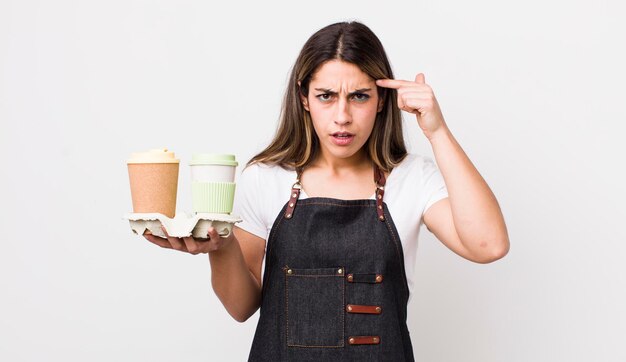 Donna abbastanza ispanica che si sente confusa e perplessa mostrando che sei pazzo da portare via il concetto di caffè