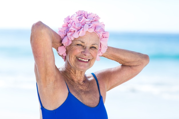 Donna abbastanza matura che posa sulla spiaggia