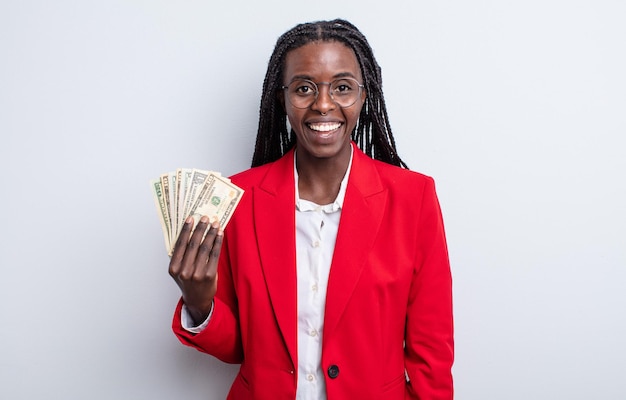 Donna abbastanza nera che sembra felice e piacevolmente sorpresa concetto di banconote in dollari