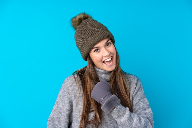 Donna adolescente con cappello invernale