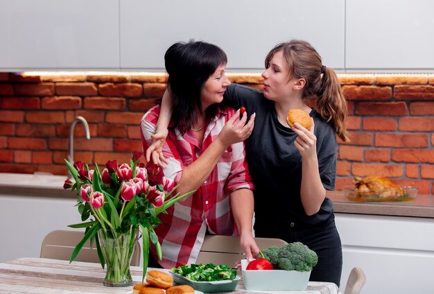 Donna adolescente con sua nonna in cucina