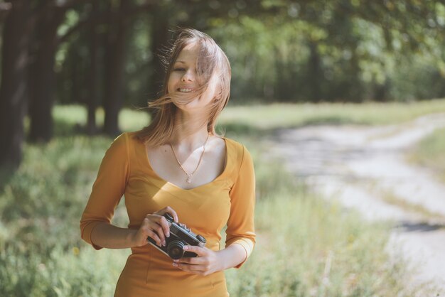 Donna adorabile con una macchina fotografica