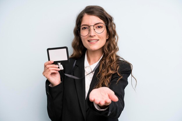 Donna adulta abbastanza giovane che mostra una carta di accesso