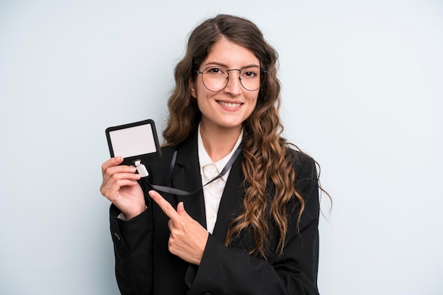 Donna adulta abbastanza giovane che mostra una carta di accesso