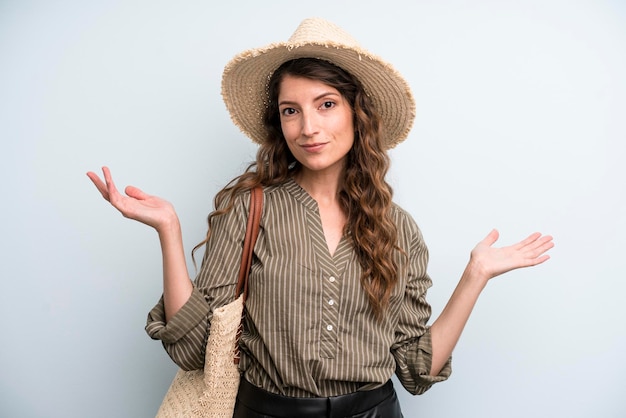 Donna adulta abbastanza giovane con un concetto di estate del cappello