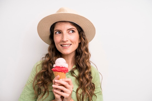 Donna adulta abbastanza giovane con un concetto di estate del gelato