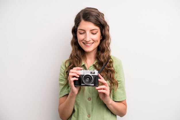 Donna adulta abbastanza giovane con una macchina fotografica d'annata