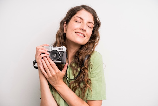 Donna adulta abbastanza giovane con una macchina fotografica d'annata