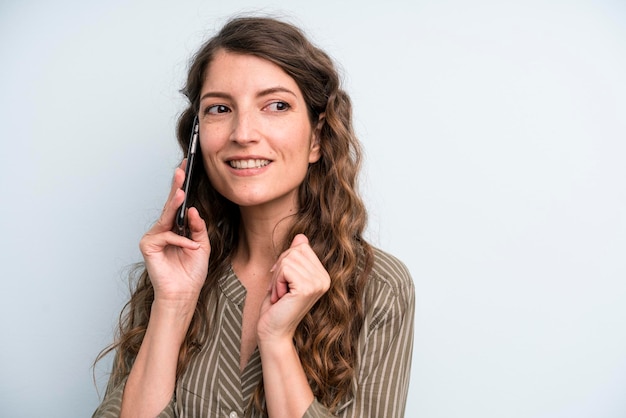 Donna adulta abbastanza giovane usando il suo telefono astuto