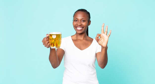 Donna adulta afroamericana nera e con in mano una pinta di birra