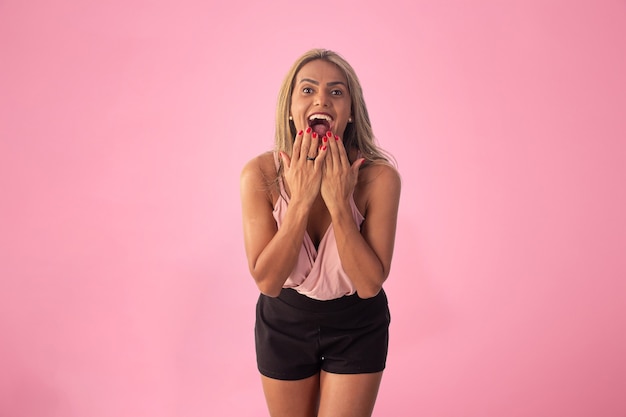 Donna adulta che fa pose ed espressioni facciali in studio fotografico.