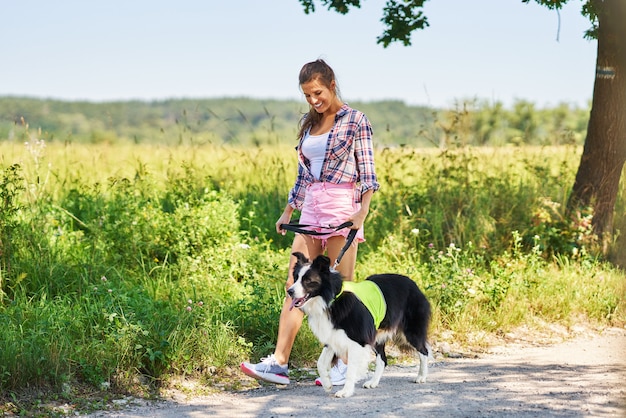 donna adulta che passeggia con il suo cane nel tempo libero