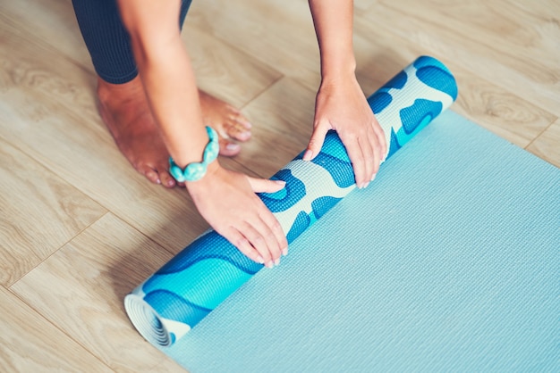 donna adulta che pratica yoga a casa