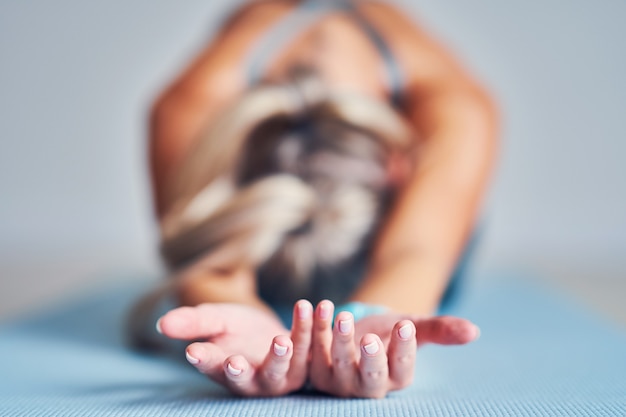 donna adulta che pratica yoga a casa