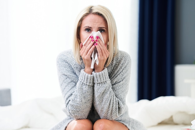 Donna adulta che si sente male e soffre di influenza a casa