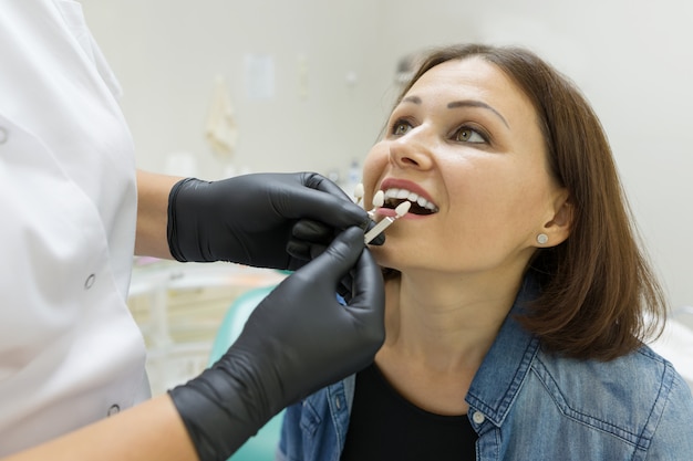 Donna adulta che si siede nella sedia del dentista