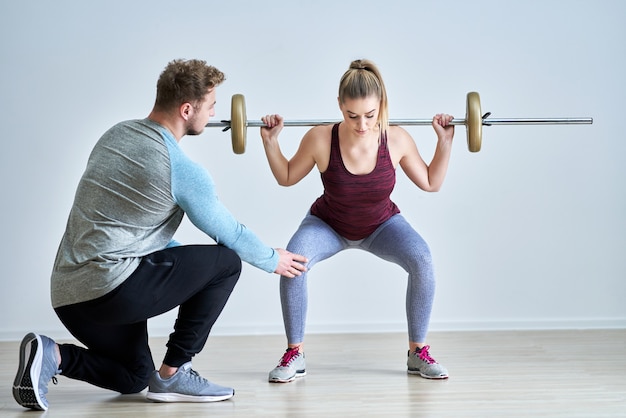 Donna adulta con il suo personal trainer