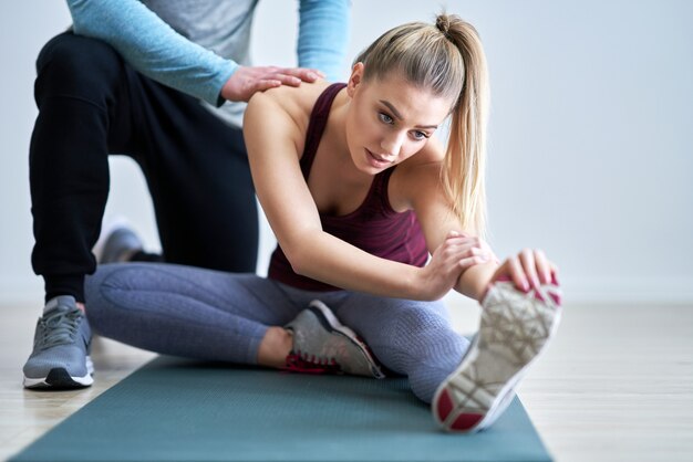 Donna adulta con il suo personal trainer