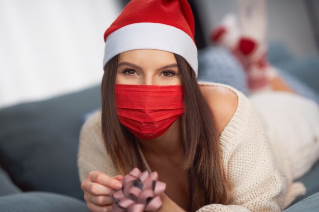 donna adulta con regalo di Natale a casa