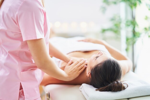 donna adulta durante il massaggio rilassante in spa