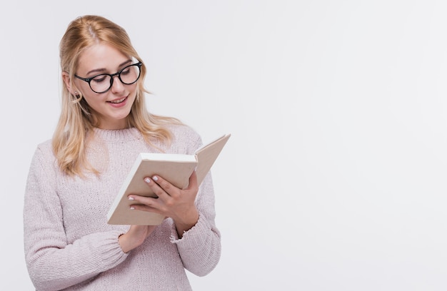 Donna adulta graziosa con lettura degli occhiali