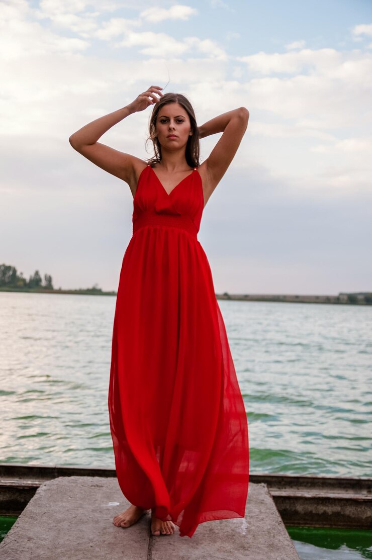 Foto donna adulta in piedi in acqua contro il cielo