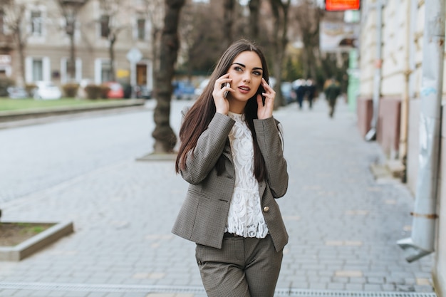 Donna affascinante che parla sul telefono