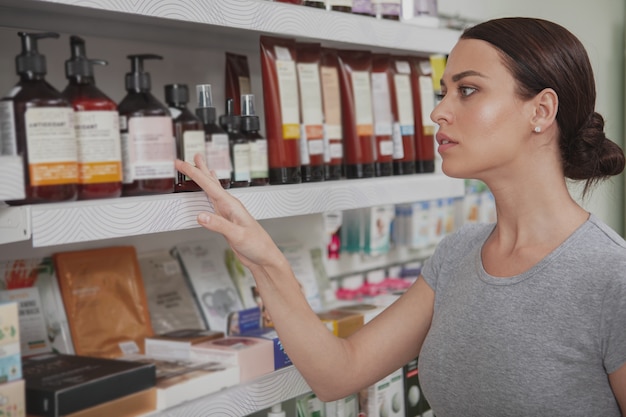 Donna affascinante shopping in farmacia