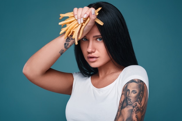 donna affascinante tatuaggio con patatine fritte