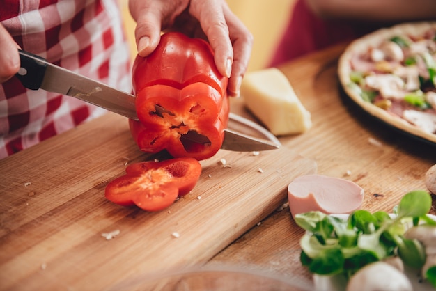 Donna affettare paprika