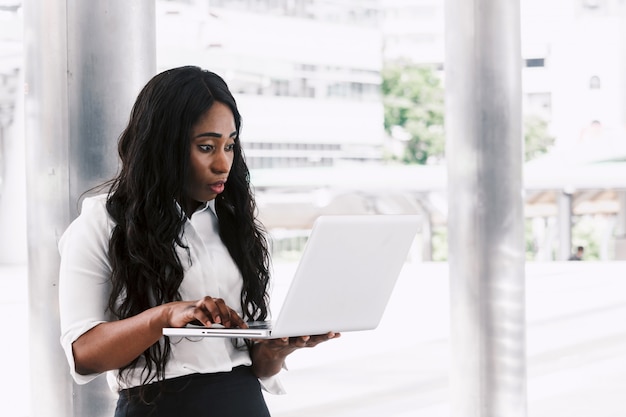 Donna africana che lavora al computer portatile