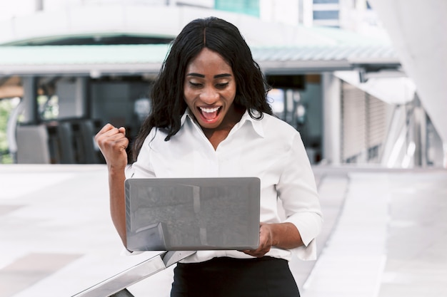 Donna africana che lavora al computer portatile