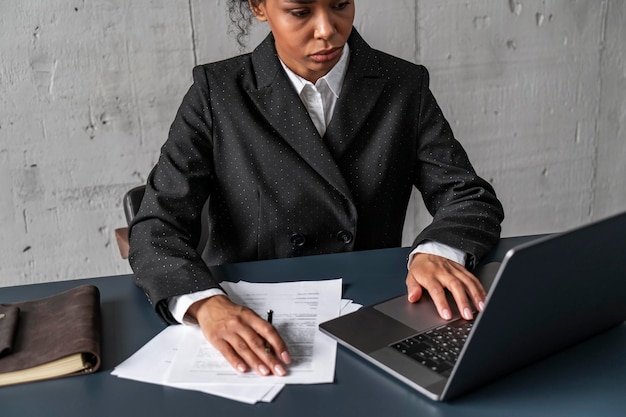 Donna africana che lavora con il computer portatile in ufficio