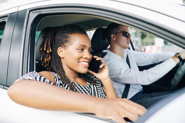 Donna africana che parla al telefono in auto