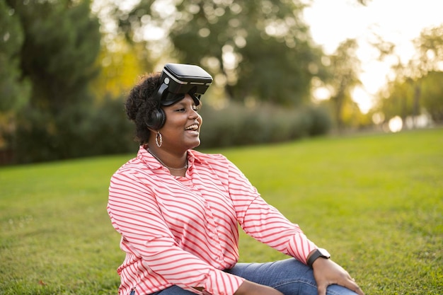 Donna africana che utilizza la tecnologia moderna all'aperto