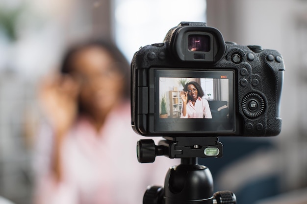 Donna africana che utilizza la videocamera per lo streaming live