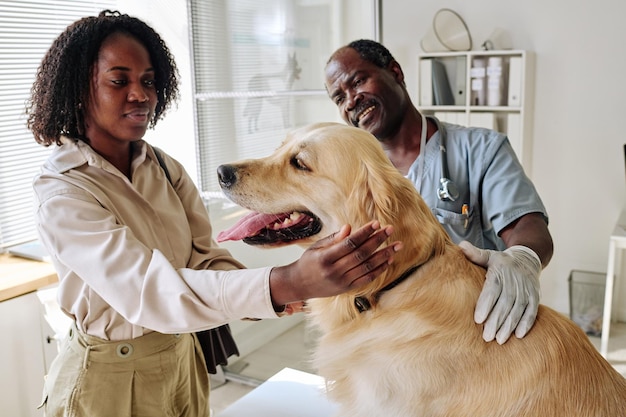 Donna africana con il suo cane in visita dal veterinario in clinica