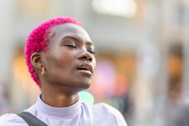 Donna africana con una faccia di piacere per strada