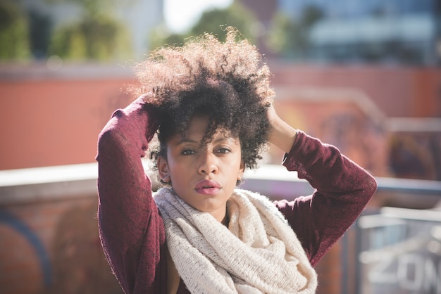 donna africana dei bei capelli ricci neri