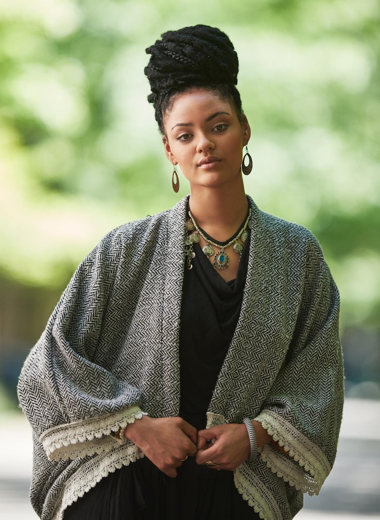Foto donna africana moda e ritratto per lo stile bellezza o orgoglio con gioielli estetica e luce pettinatura di persona femminile e cosmetici naturali in parco o giardino per abbigliamento vestito o abbigliamento in kenya