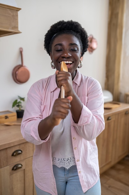 Donna africana sorridente che canta e sembra divertita