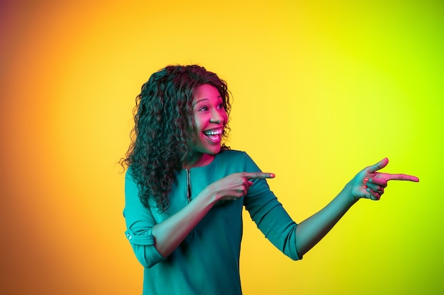 Donna africana su sfondo neon studio