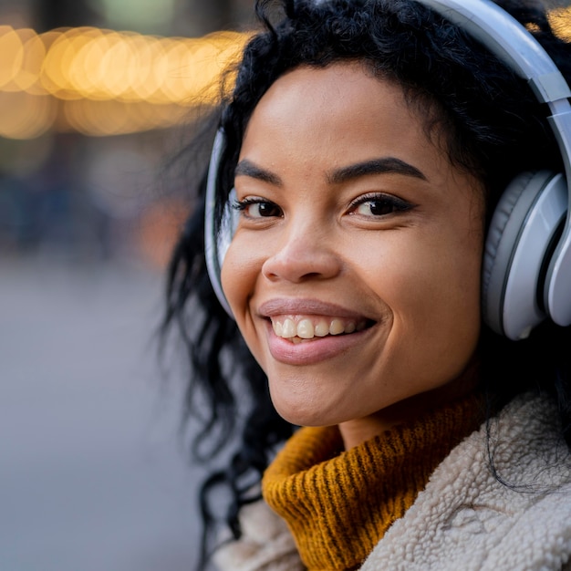 Donna afro-americana che ascolta la musica all'esterno