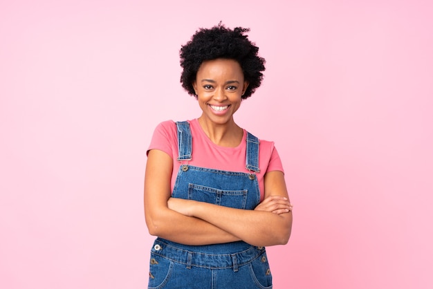 Donna afro-americana con tuta rosa che ride