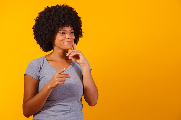 Donna afro che punta sul giallo con spazio per il testo