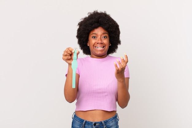 Donna afro che sembra disperata e frustrata, stressata, infelice e infastidita, che urla e urla concetto di orologio