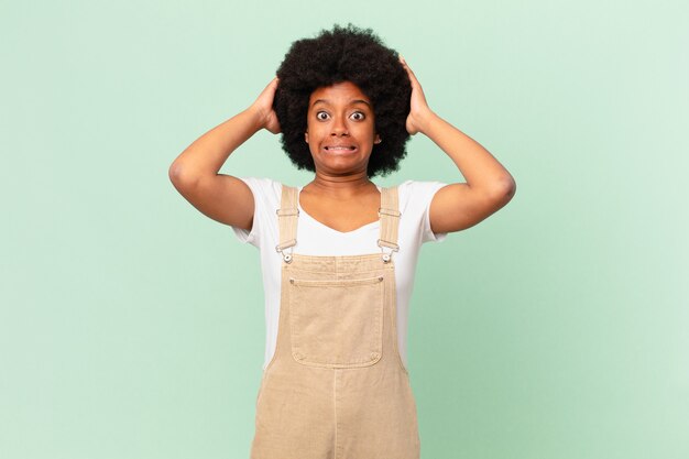 Donna afro che si sente stressata, preoccupata, ansiosa o spaventata, con le mani sulla testa, in preda al panico per il concetto di chef di errore