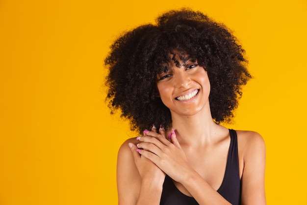 Donna afro che sorride alla macchina fotografica