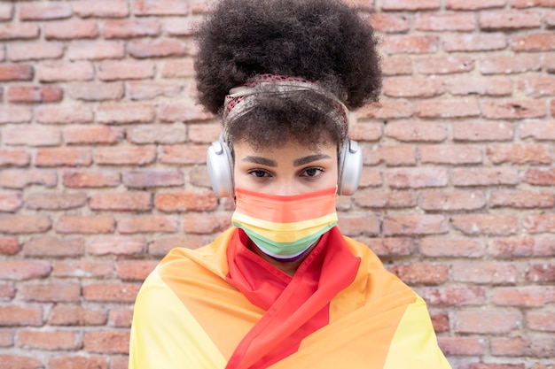 Donna afro con bandiera del gay pride lgbt