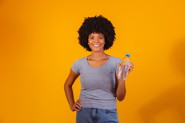 Donna afro con bottiglia d'acqua